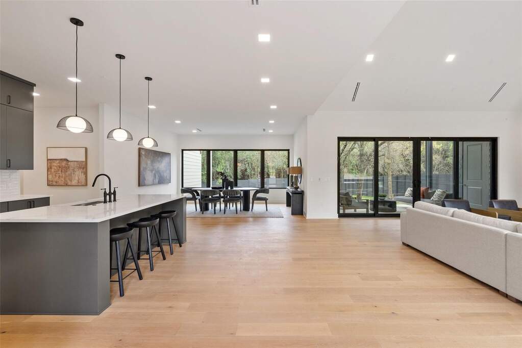 5 Bedroom Single Family Home/House's Image 26
