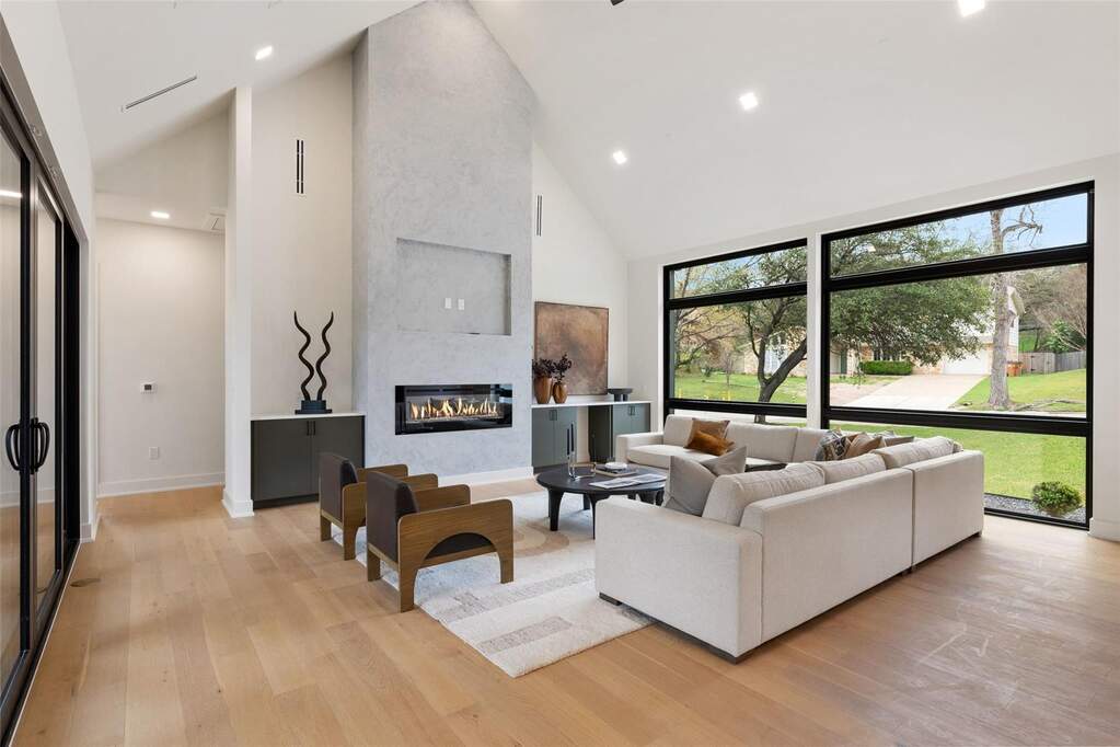 5 Bedroom Single Family Home/House's Image 28