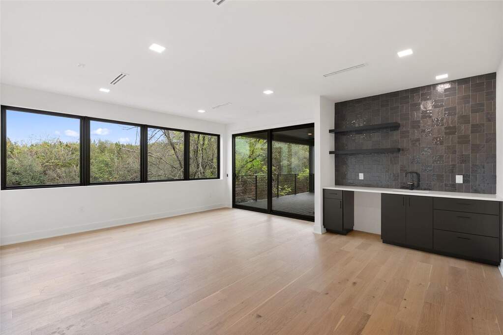 5 Bedroom Single Family Home/House's Image 33