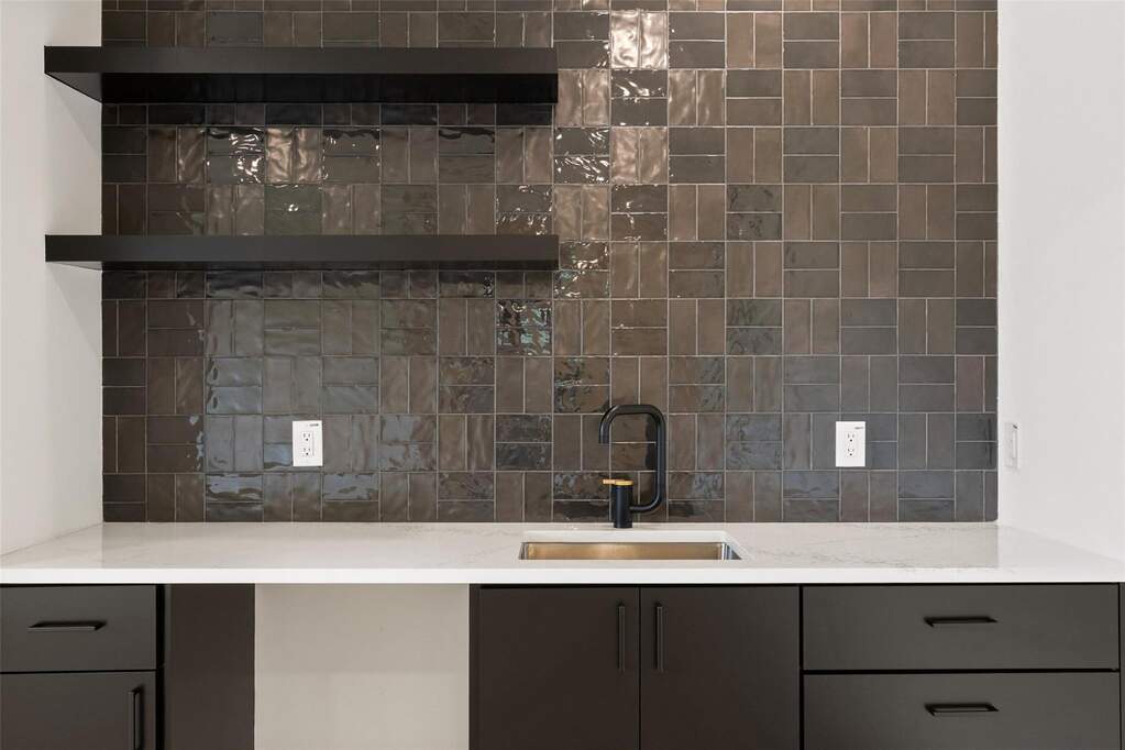 5 Bedroom Single Family Home/House's Image 34