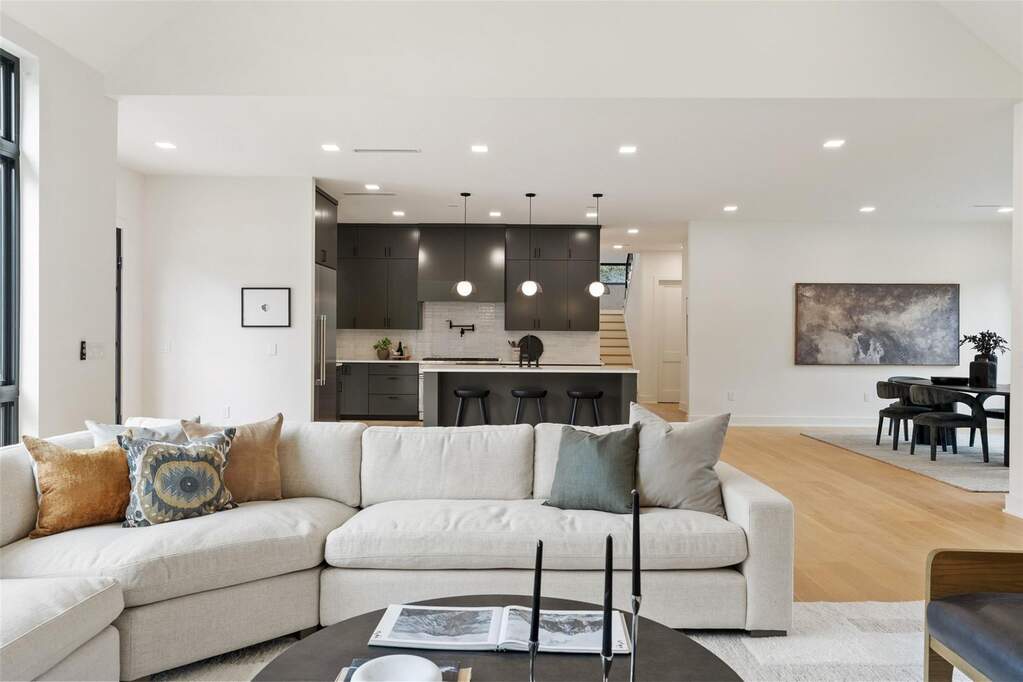 5 Bedroom Single Family Home/House's Image 36