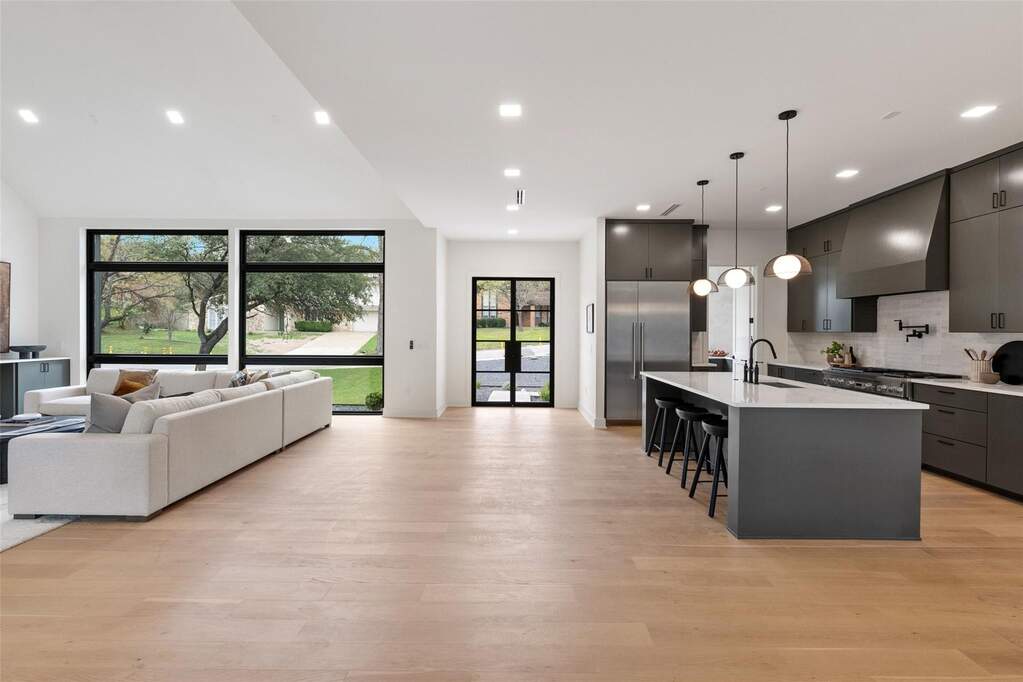 5 Bedroom Single Family Home/House's Image 37