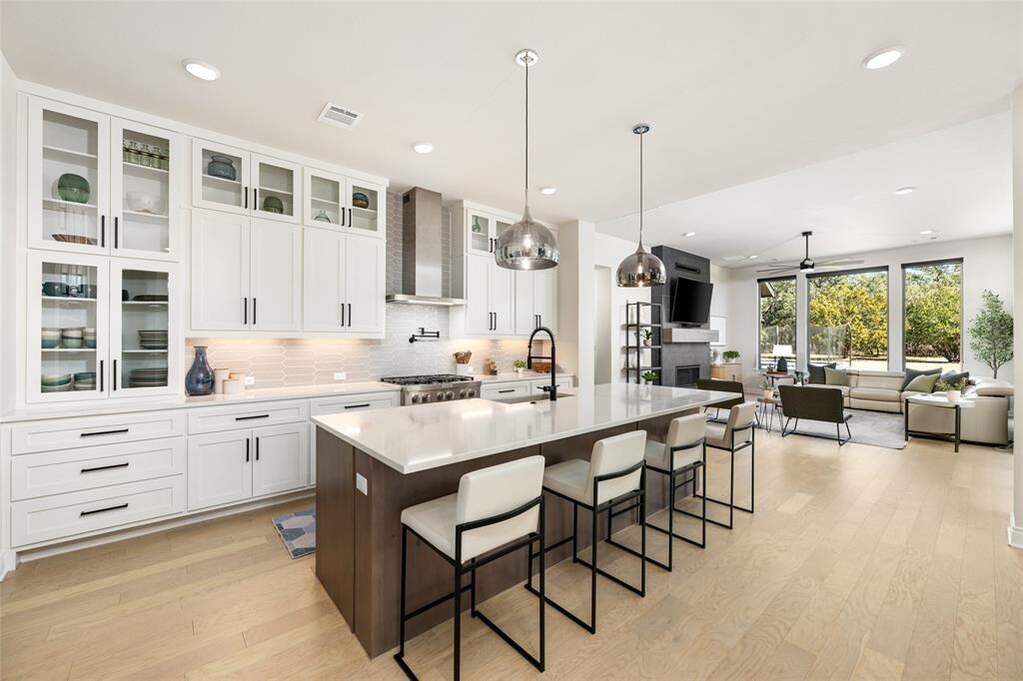 5 Bedroom Single Family Home/House's Image 8