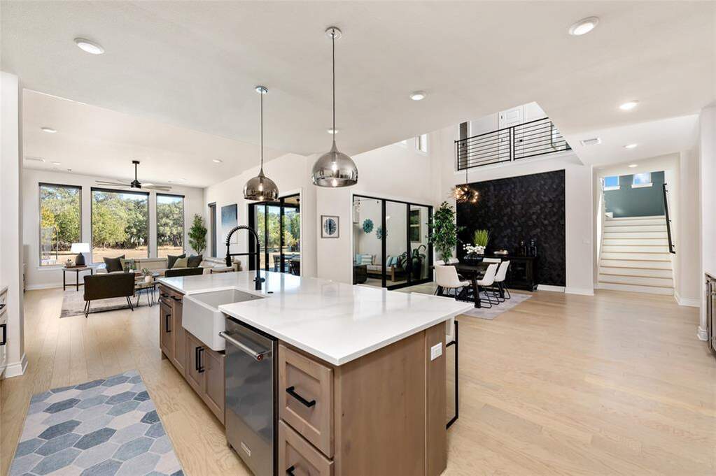 5 Bedroom Single Family Home/House's Image 11