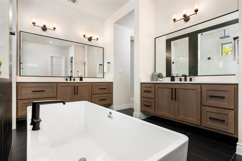 5 Bedroom Single Family Home/House's Image 16
