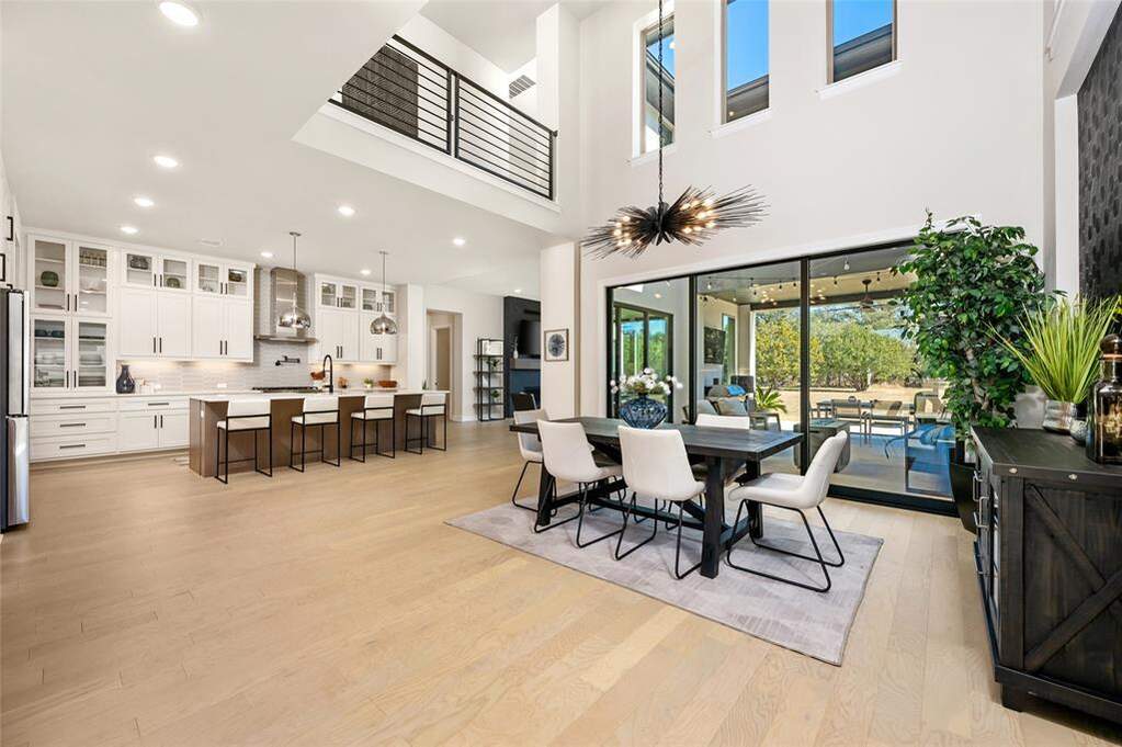 5 Bedroom Single Family Home/House's Image 4