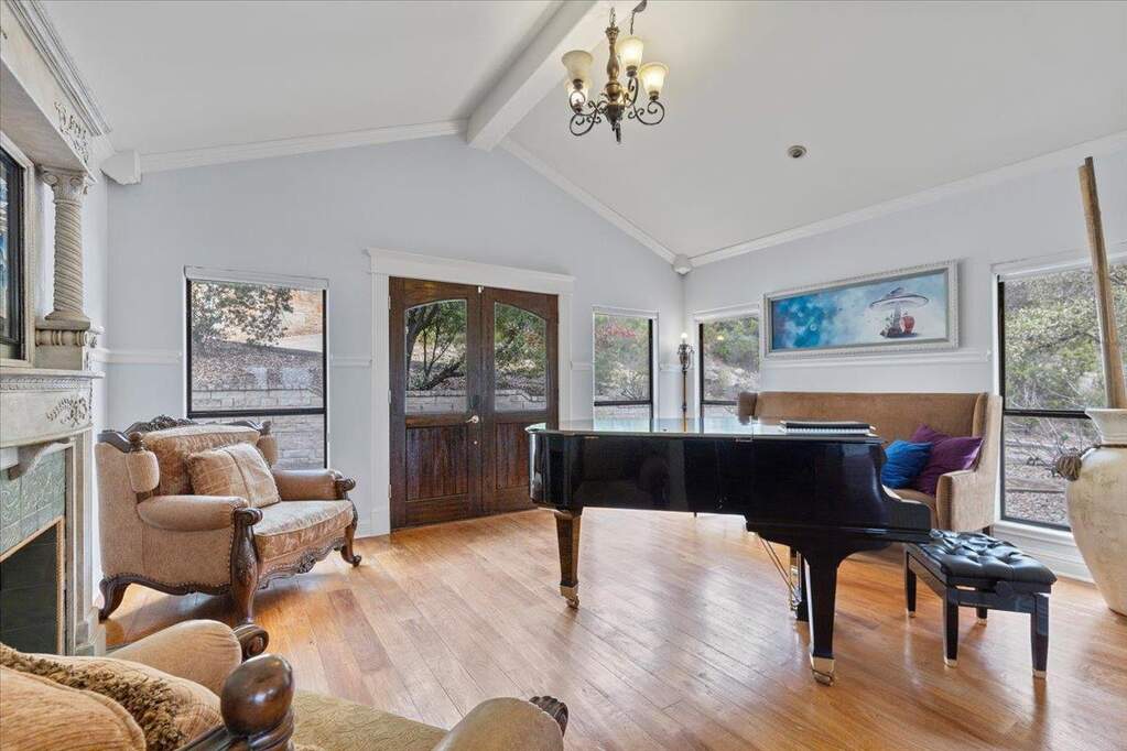 5 Bedroom Single Family Home/House's Image 18