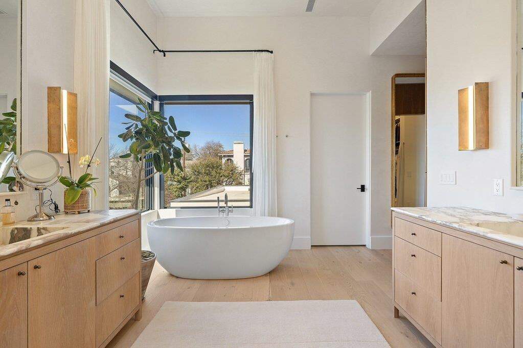 4 Bedroom Single Family Home/House's Image 27