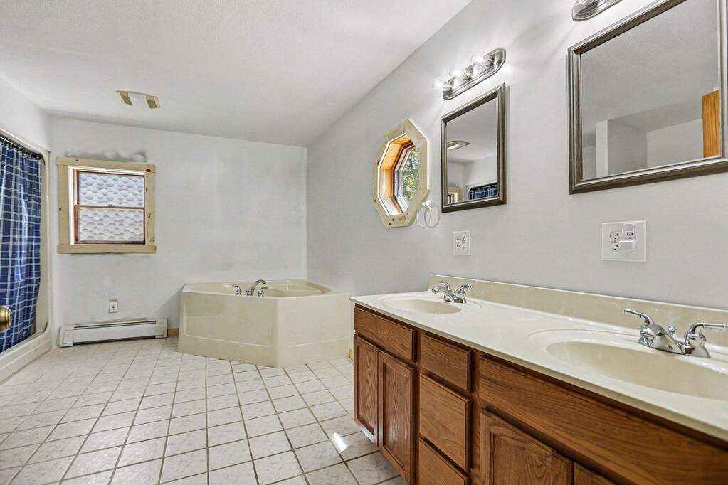 4 Bedroom Single Family Home/House's Image 10